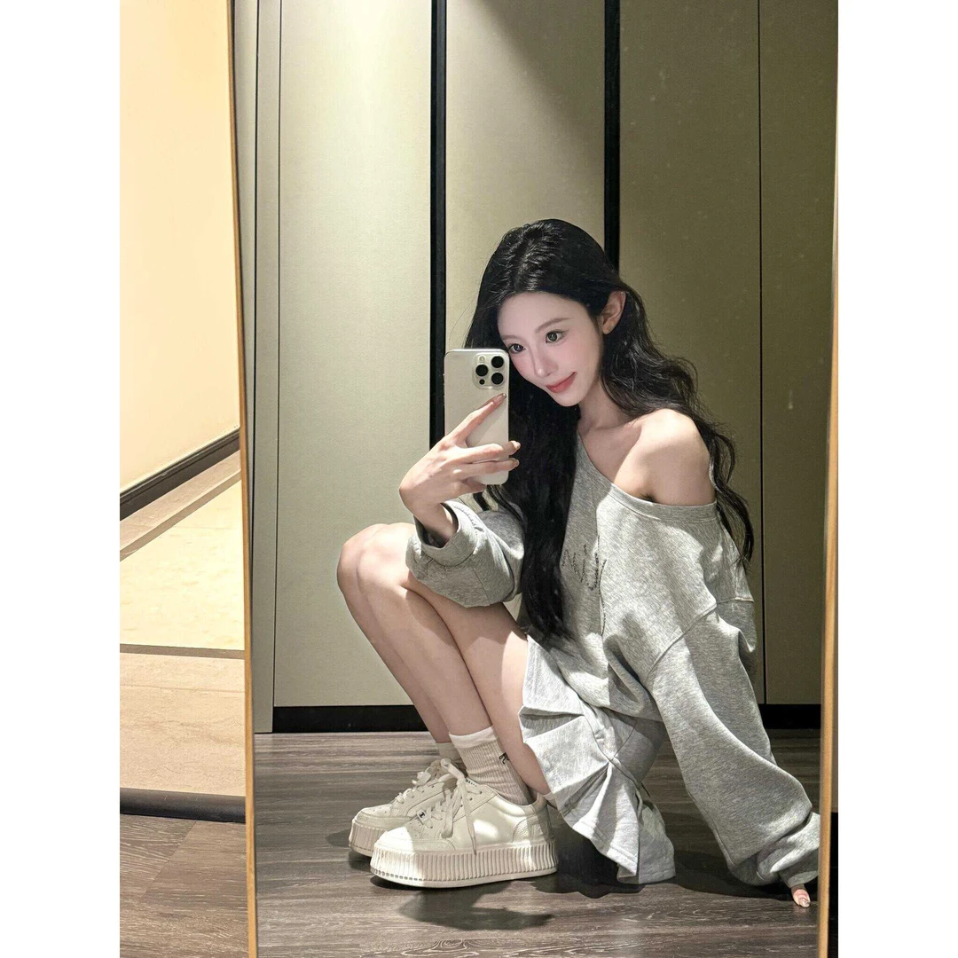 韩系灰色字母烫钻斜肩卫衣女秋季设计感小众露肩短款休闲百搭套装