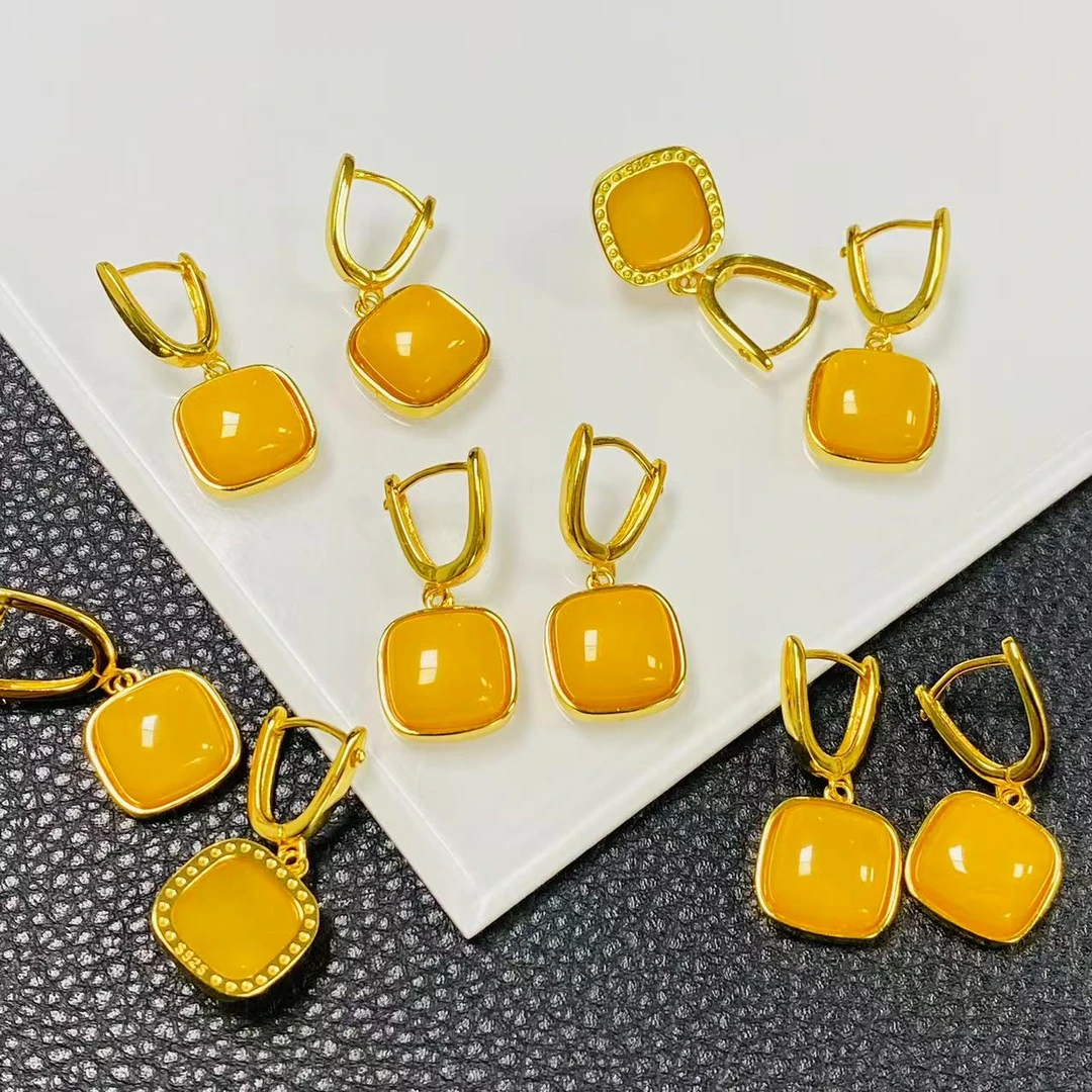 「戴琴珠宝」DQ670-蜜蜡方形金色银镶耳扣（多样性发其一）