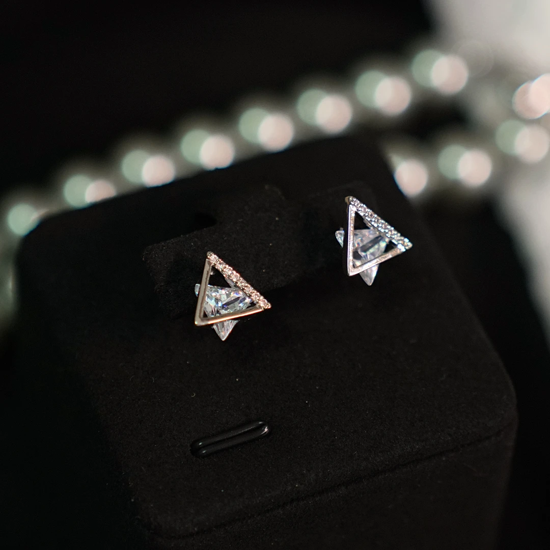 钛钢锆石耳饰 设计款 锆石耳钉耳环三角型款925银轻奢时尚设计