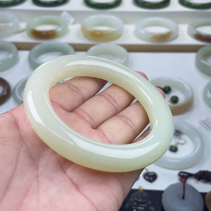 和田玉未镶嵌手镯