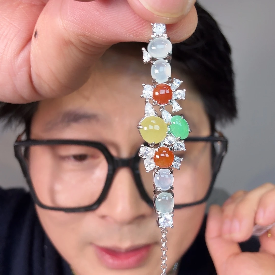 翡翠未镶嵌颈饰一件