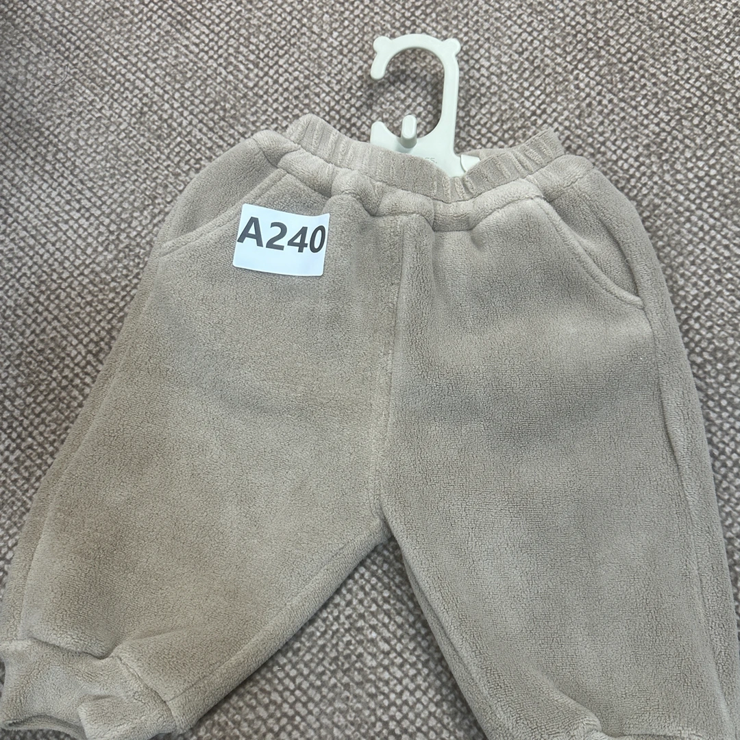 A240儿童灰色裤子