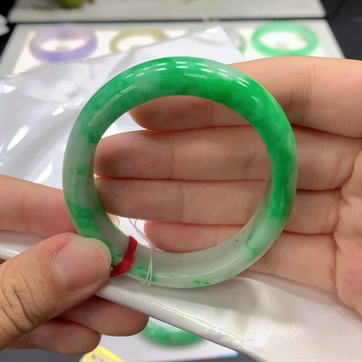 翡翠手镯未镶嵌翡翠