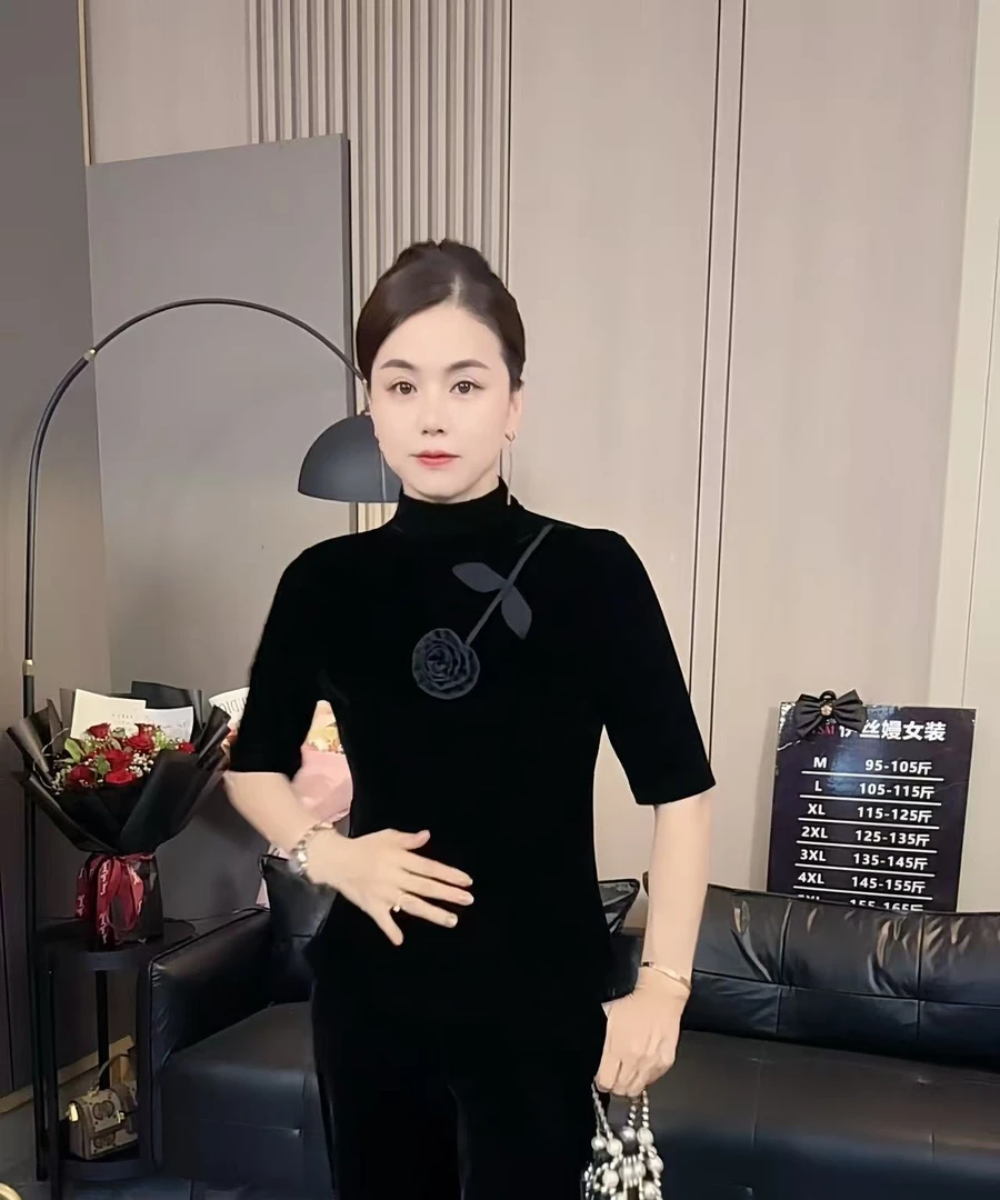 新款重工面膜丝绒五分袖半高领上衣