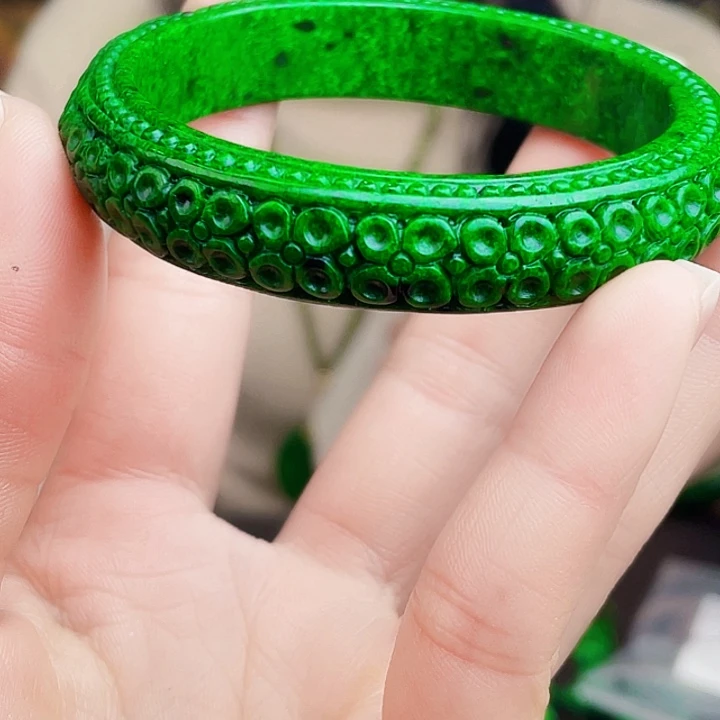 翡翠未镶嵌颈饰多样性