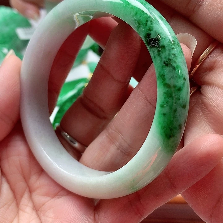 翡翠手镯未镶嵌翡翠