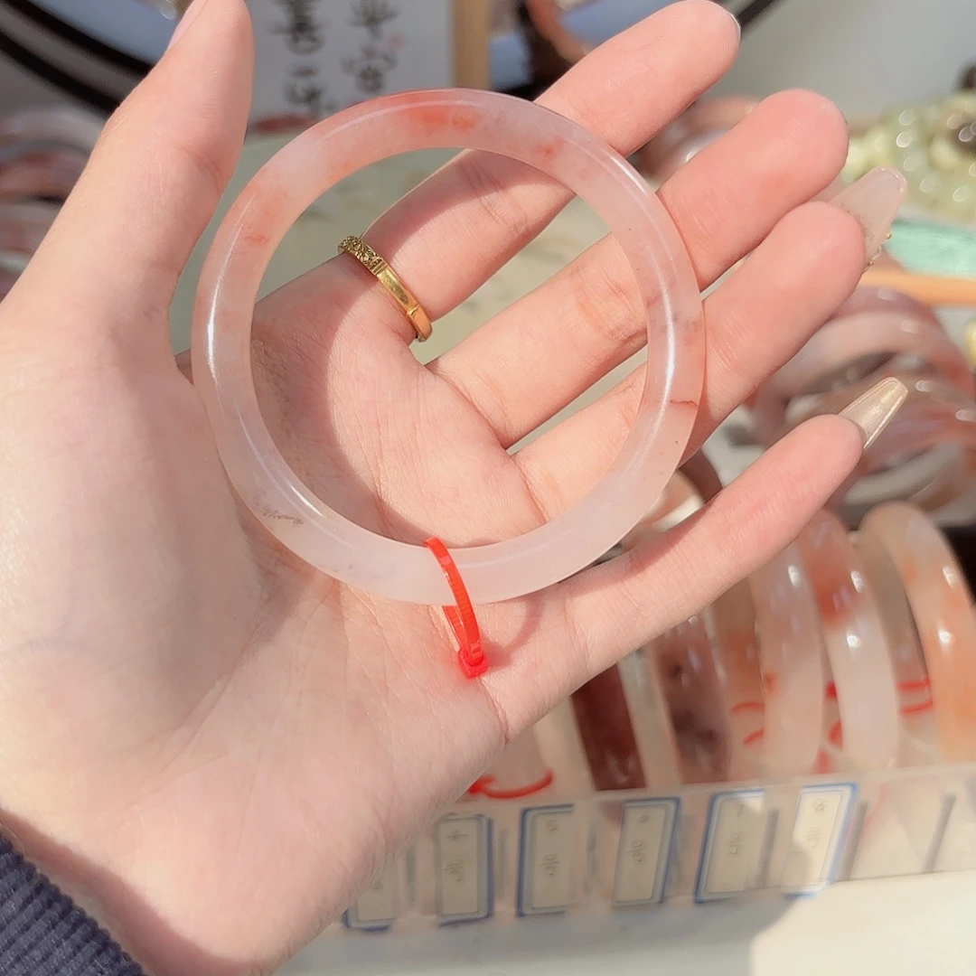 石英质玉手镯未镶嵌?**迷