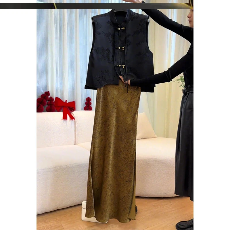 新中式轻国风盘扣马甲女春秋小个子流行欧货浮朵雕花马夹背心外搭