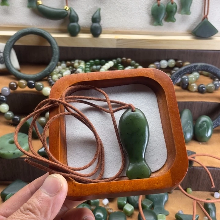 幸***缘和田玉（碧玉）未镶嵌颈饰