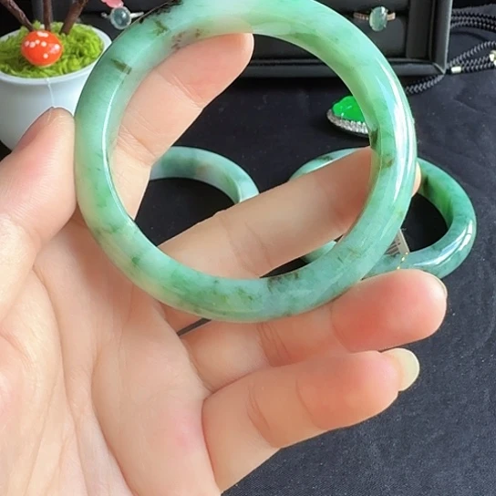 翡翠手镯未镶嵌翡翠