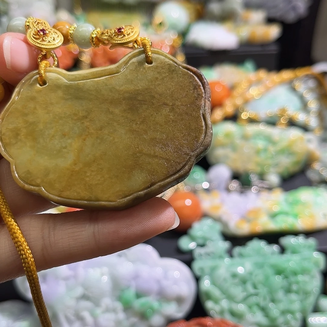 翡翠未镶嵌颈饰待编织