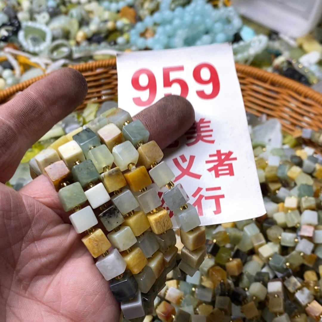 蛇纹石玉挂坠未镶嵌