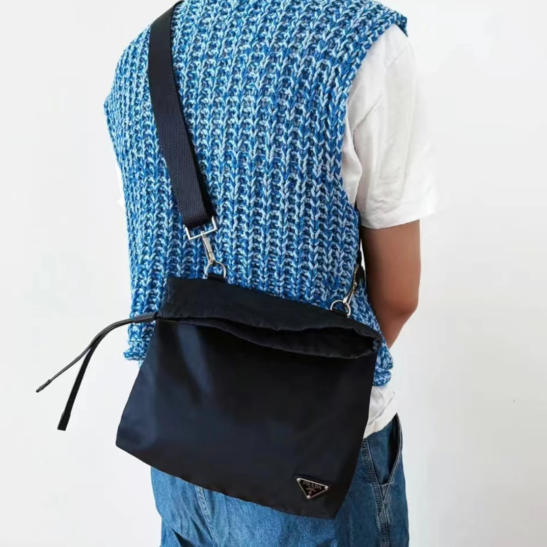 95新 Prada/普拉达 经典黑色尼龙三角标斜挎包 77889999