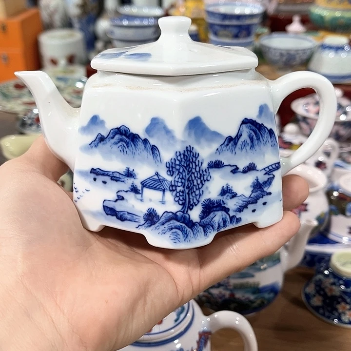 摆件晓*利景德镇陶瓷茶壶。