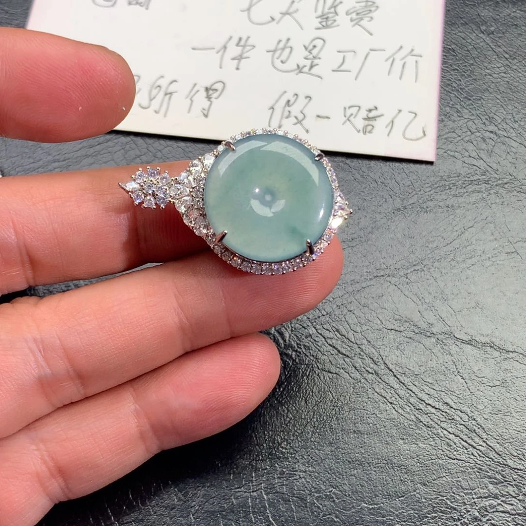 翡翠颈饰未镶嵌平安扣