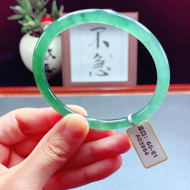 未镶嵌手镯翡翠圆镯