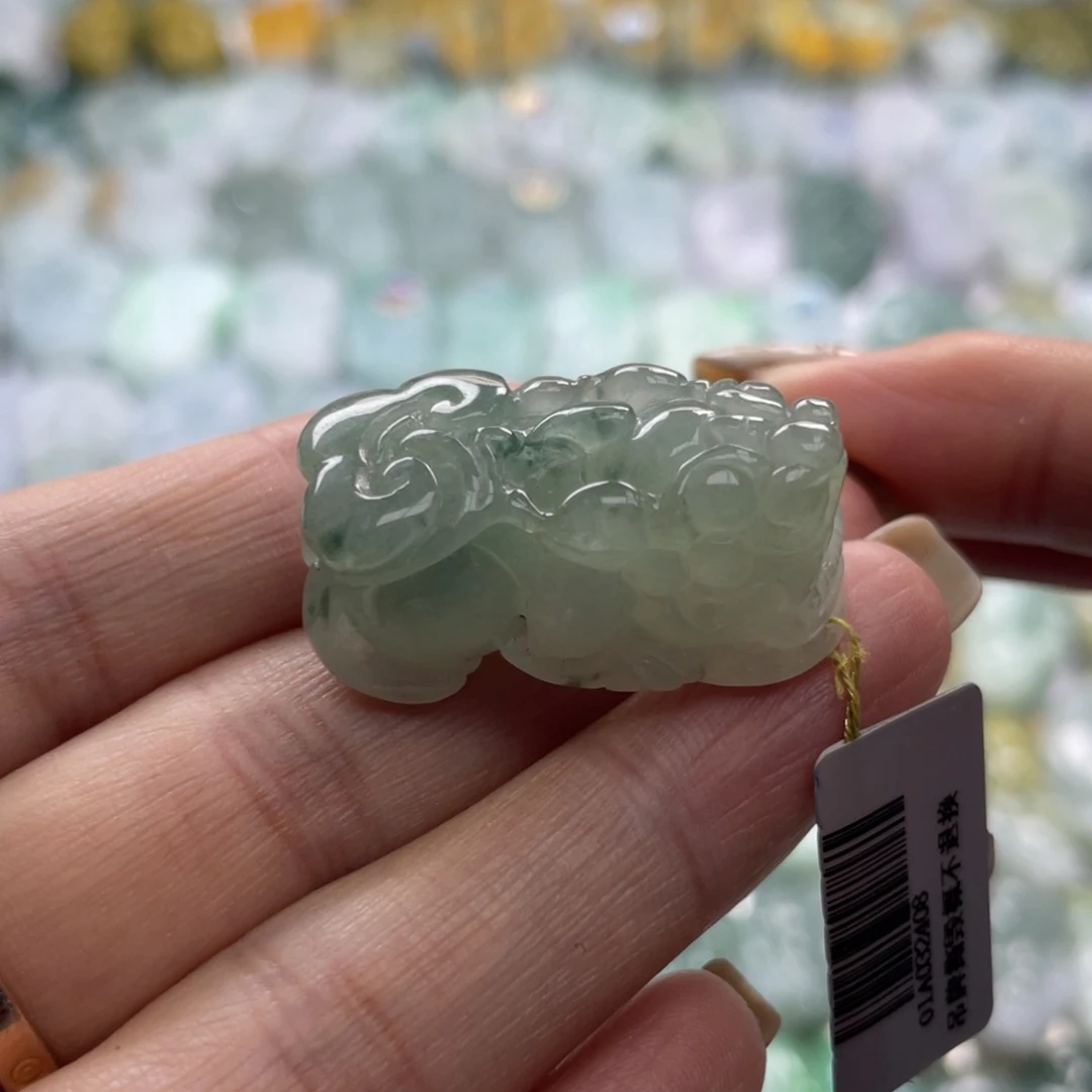 翡翠未镶嵌颈饰貔貅