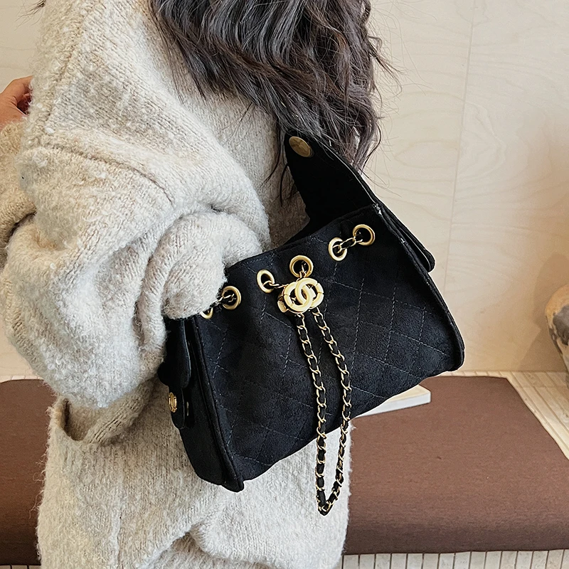 高级感复古绒面包包女2025时尚百搭斜挎包腋下水桶包黑金单肩包女