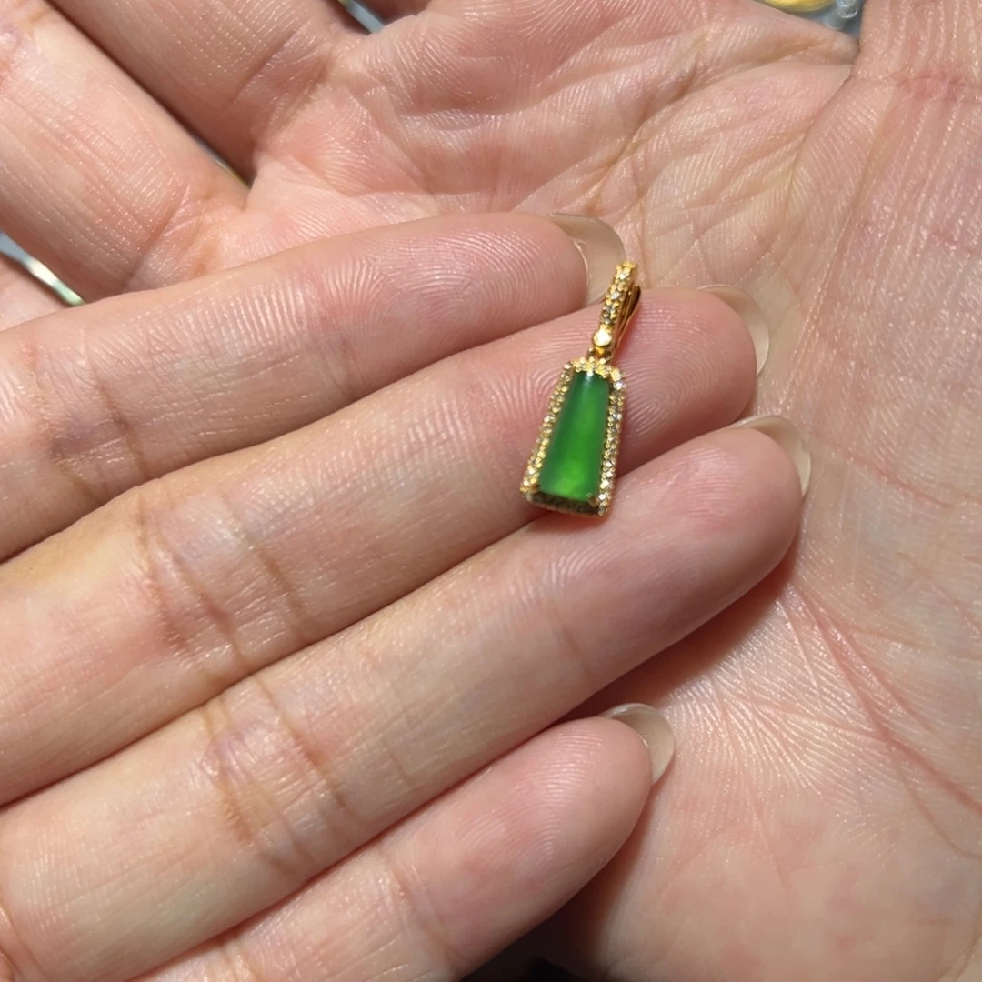 翡翠18K金镶嵌颈饰