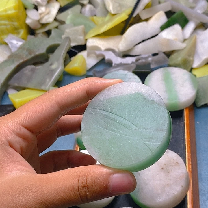 透闪石质玉未镶嵌颈饰魏*