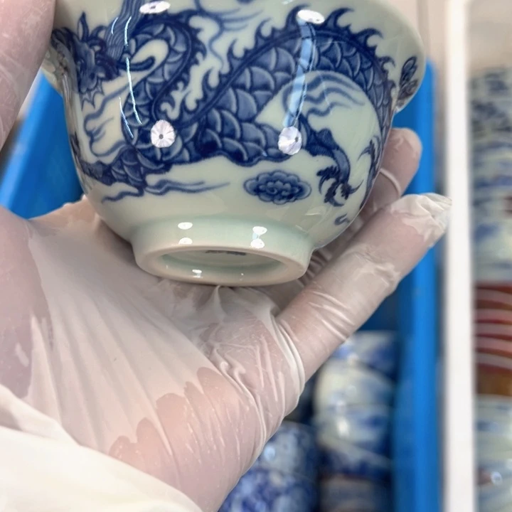 瓷片白青花铠甲龙压手杯主人杯q