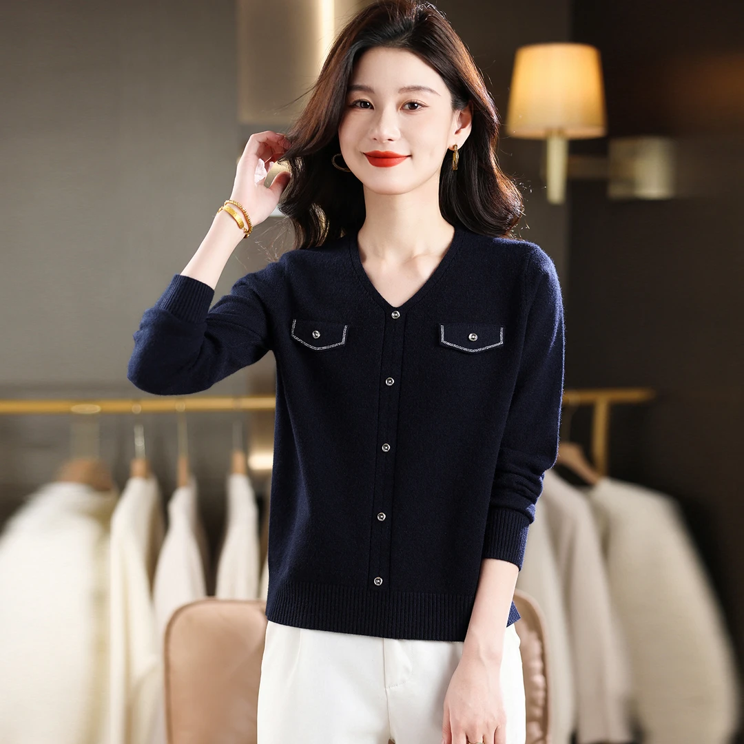 小香风烫钻v领毛衣女士秋冬2025新款时尚洋气上衣内搭针织打底衫