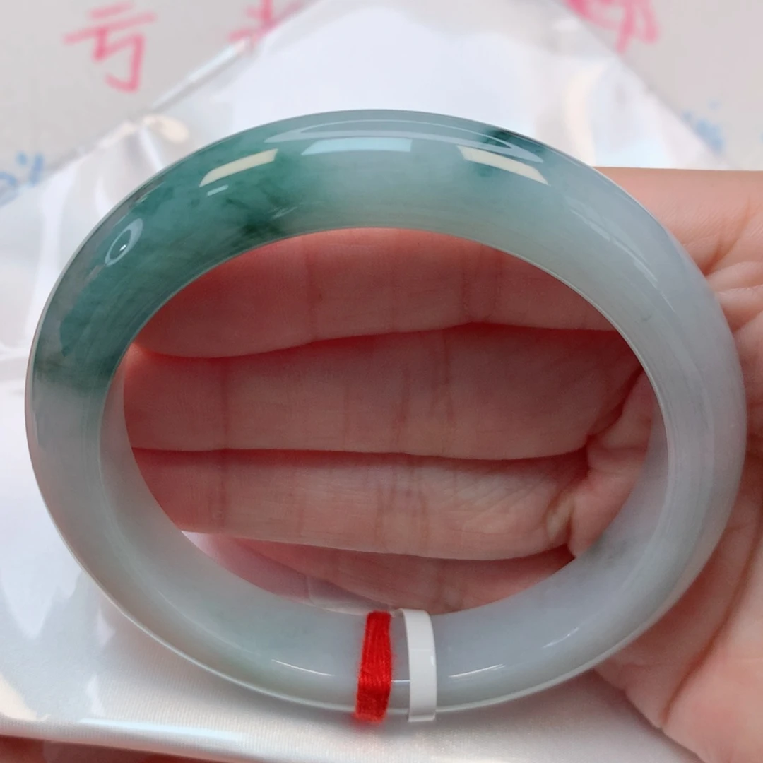 翡翠手镯未镶嵌59.6圈 淡蓝底飘蓝花 细腻 无纹裂