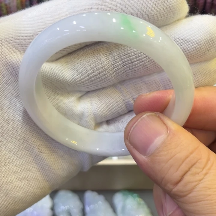 翡翠未镶嵌手镯四海哥翡翠白底青正圈阳绿色