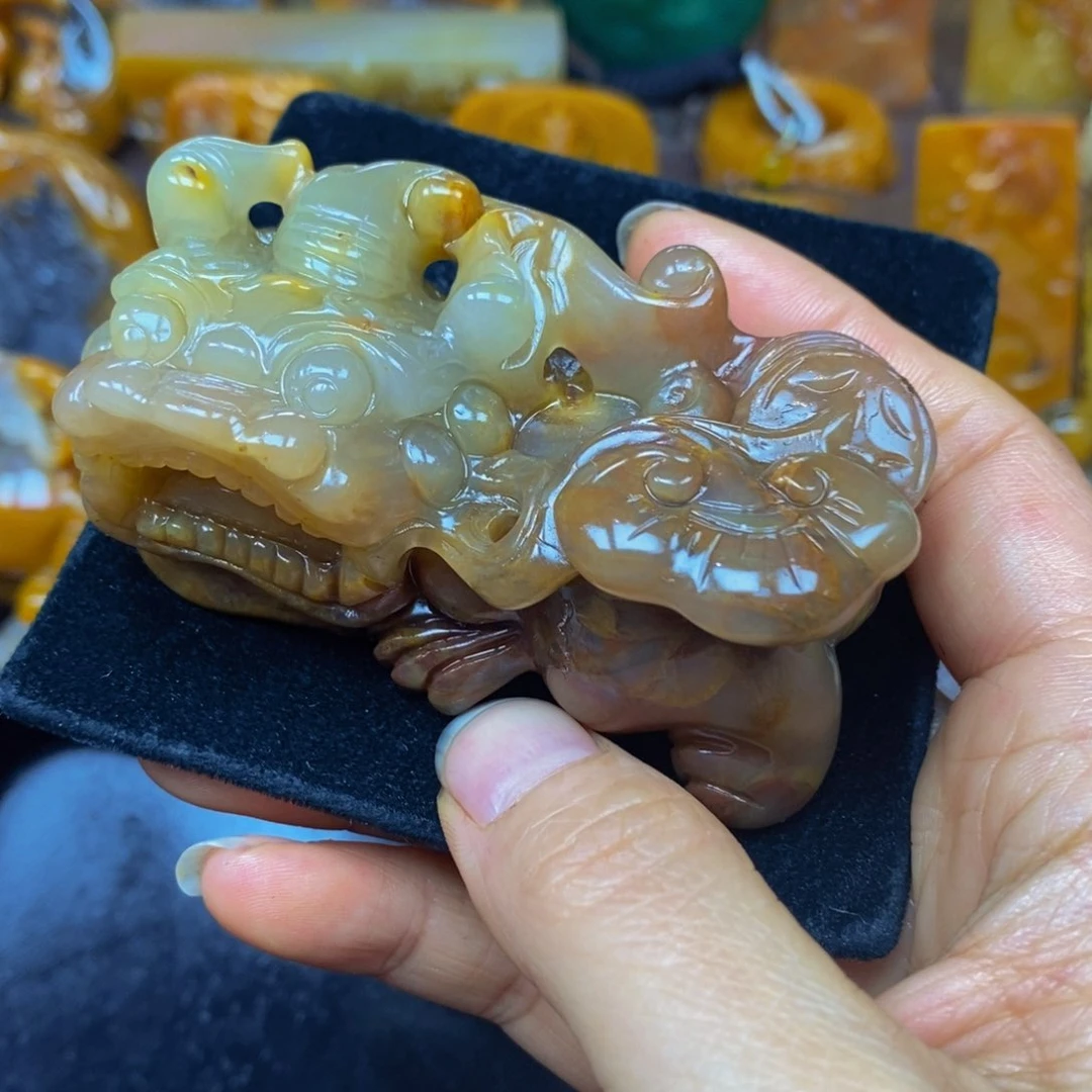 未镶嵌石英质玉（黄龙玉）颈饰