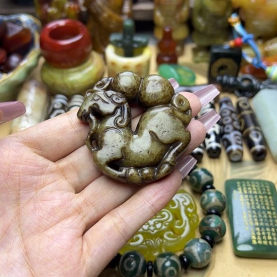 蛇纹石玉未镶嵌颈饰