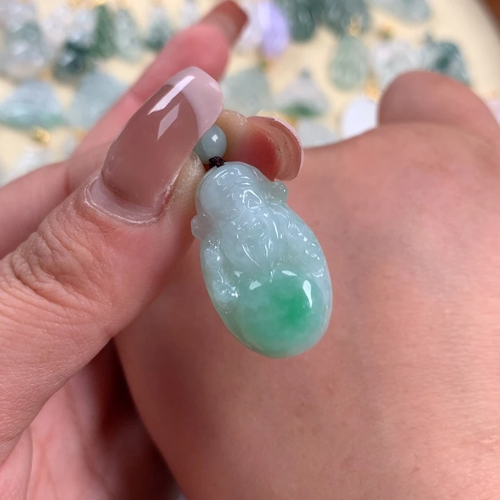 翡翠颈饰未镶嵌白底青财神爷