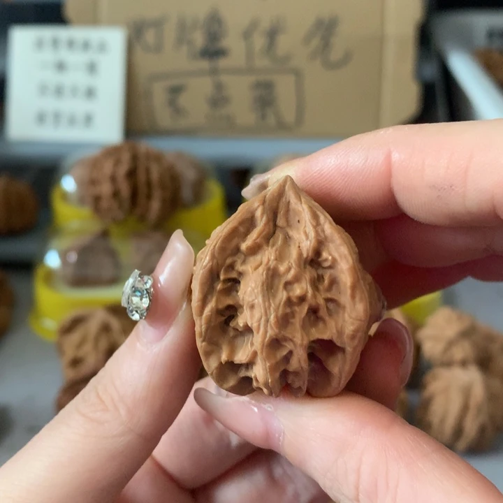 学***持吊坠文玩核桃异形单只，有瑕疵