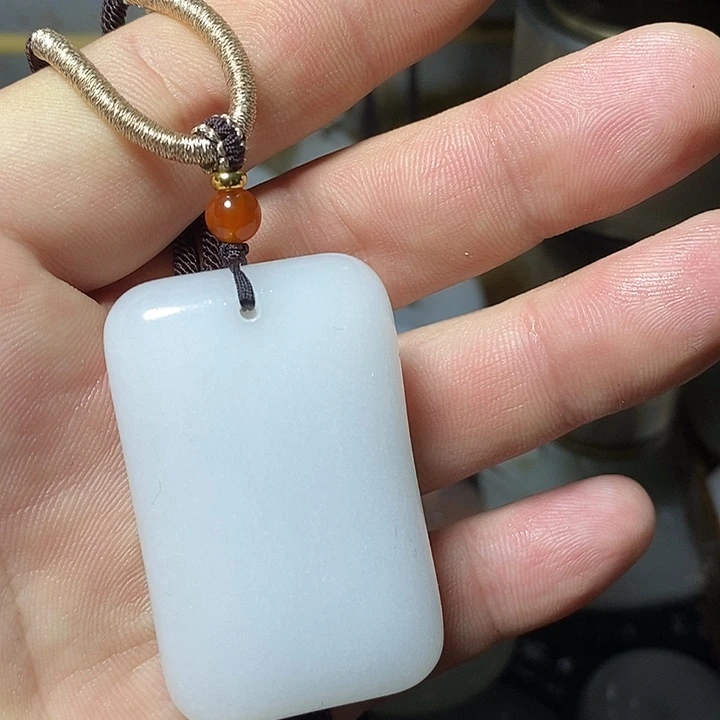 石英质玉（金丝玉）未镶嵌颈饰