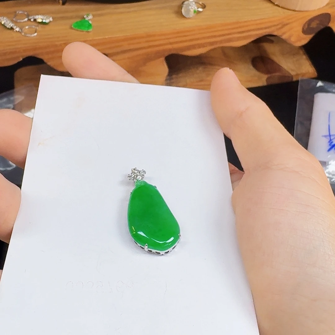 M***O翡翠18K金镶嵌颈饰