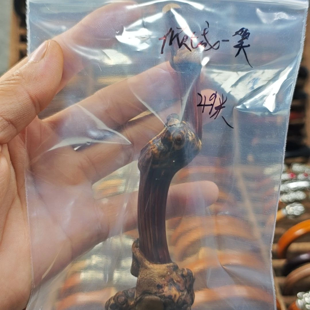 倾***笑木质非金属金刚藤藤根手把件。