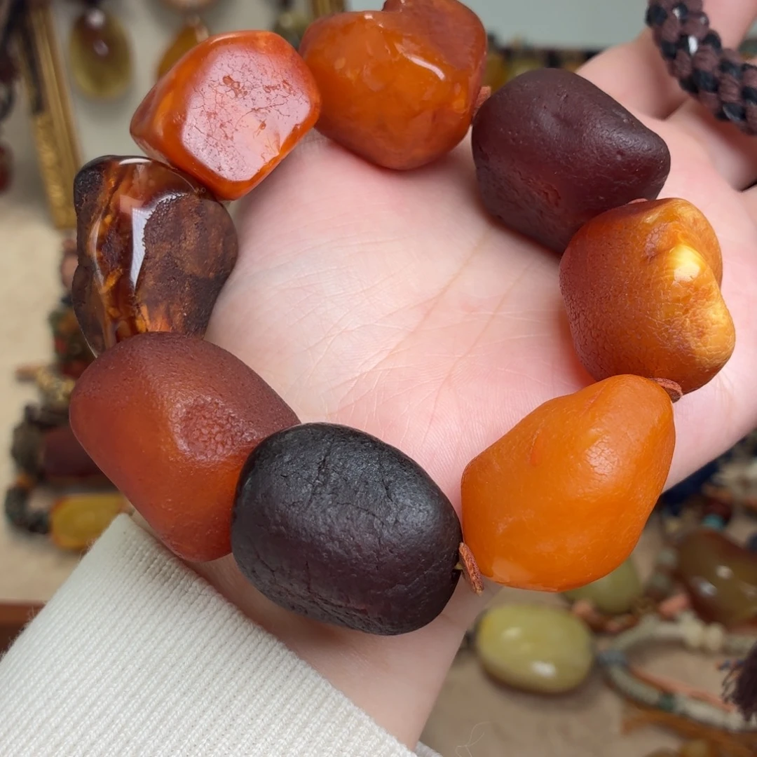 徐***徐琥珀未镶嵌颈饰手持