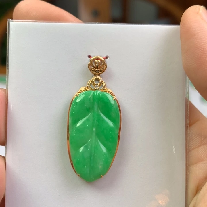 翡翠18K金镶嵌颈饰翡翠吊坠