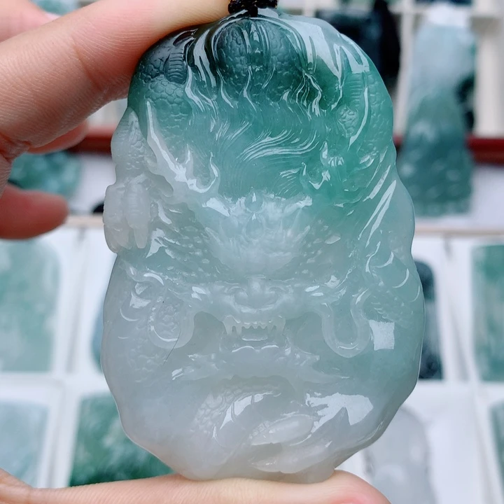 翡翠未镶嵌颈饰大龙