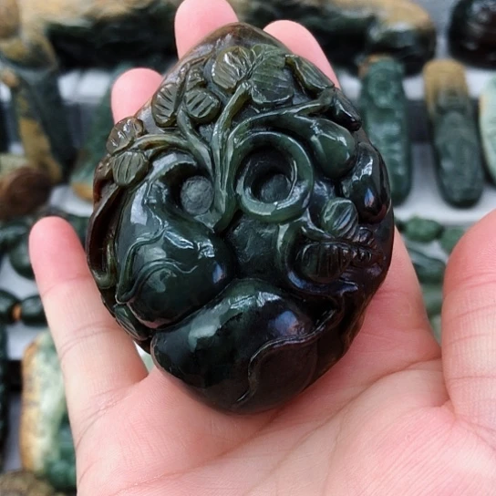 未镶嵌岫岩河磨玉（透闪石质玉）把件
