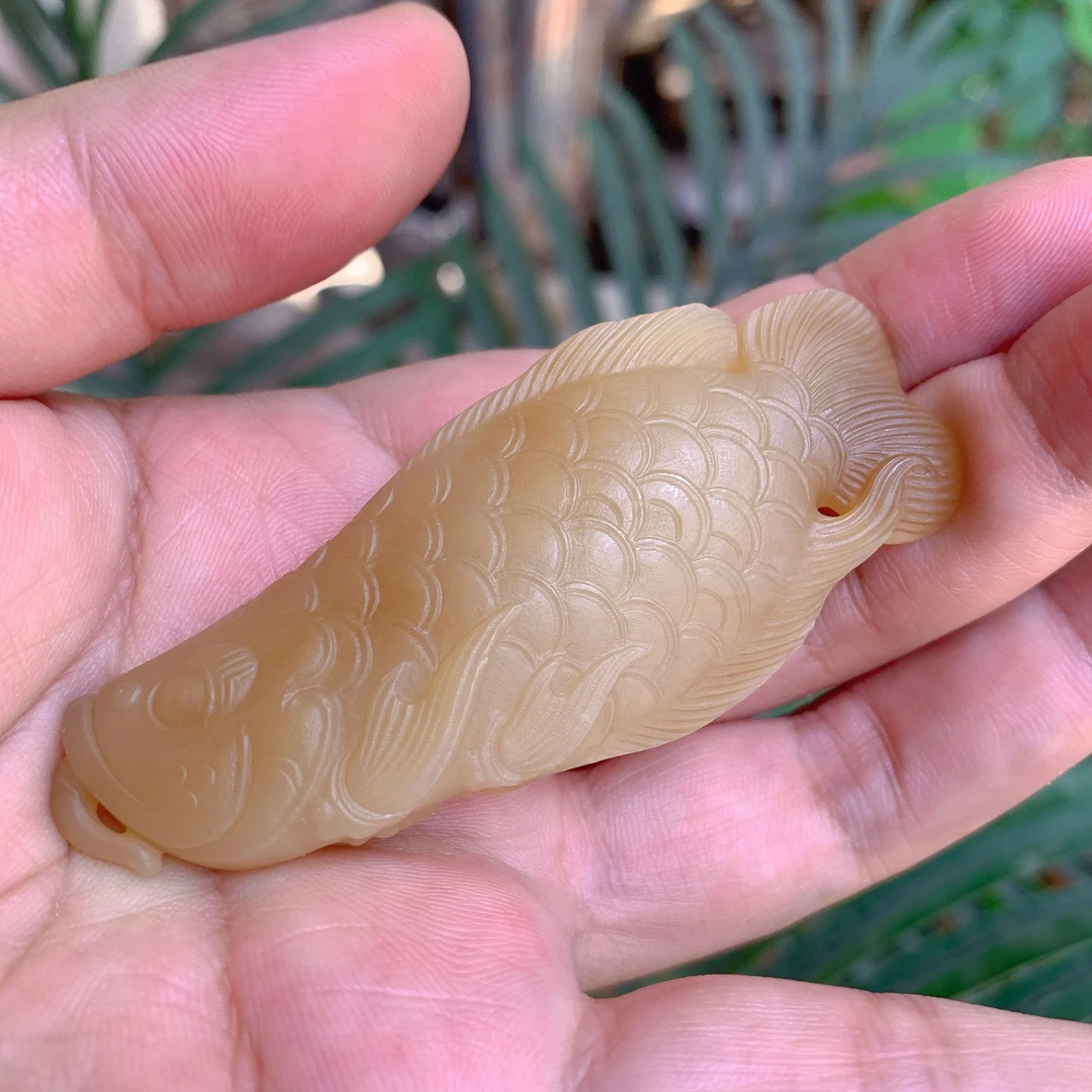 和田玉奶糖色糖料年年有余鱼挂件