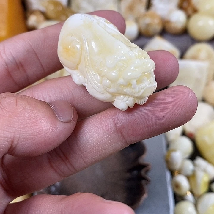 琥珀裸石未镶嵌我