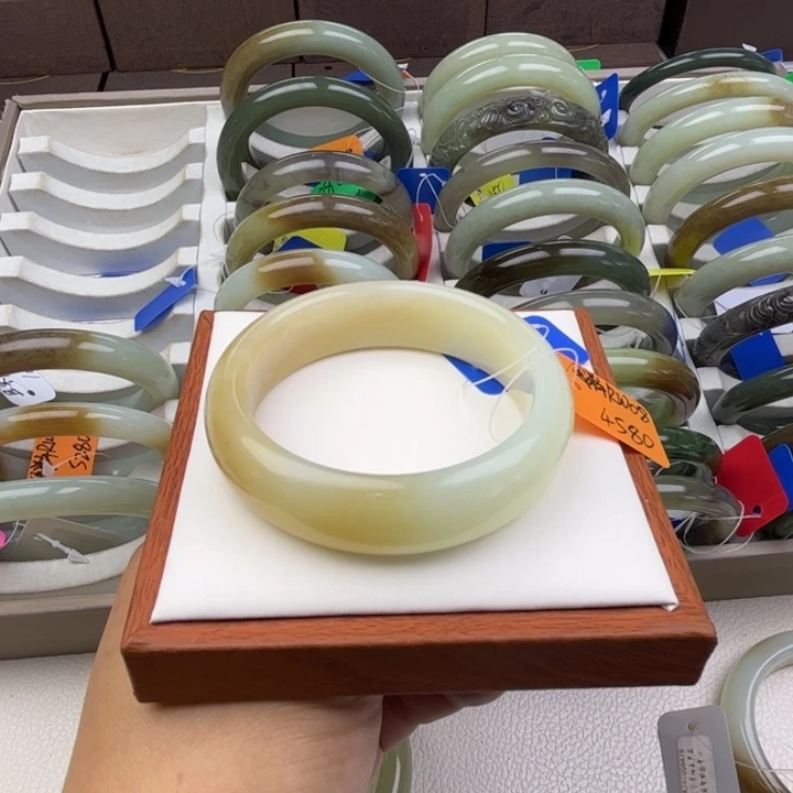 未镶嵌手镯和田玉七月