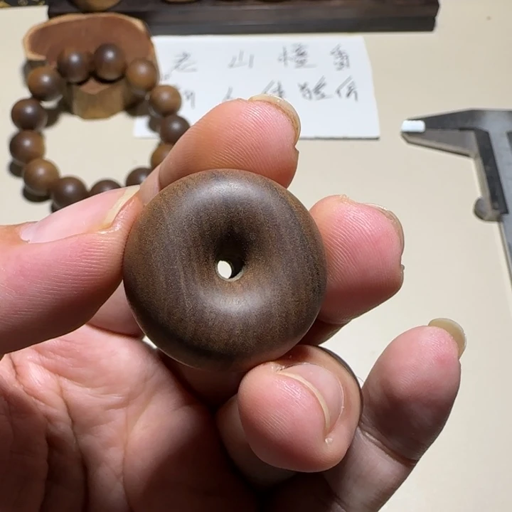 老山檀香黑肉平安扣3×1.5奶香吊坠