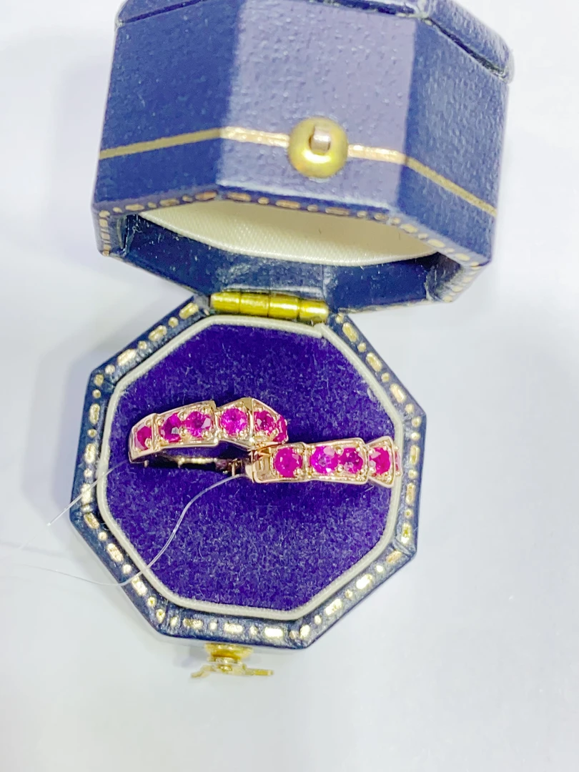 18K金镶嵌红宝石耳饰