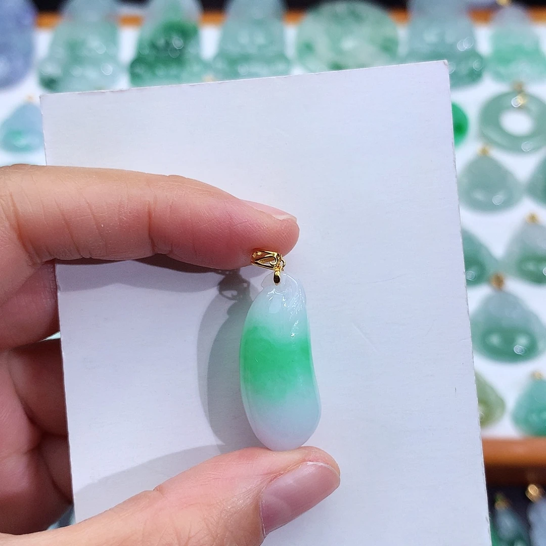 翡翠18K金镶嵌颈饰翡翠吊坠