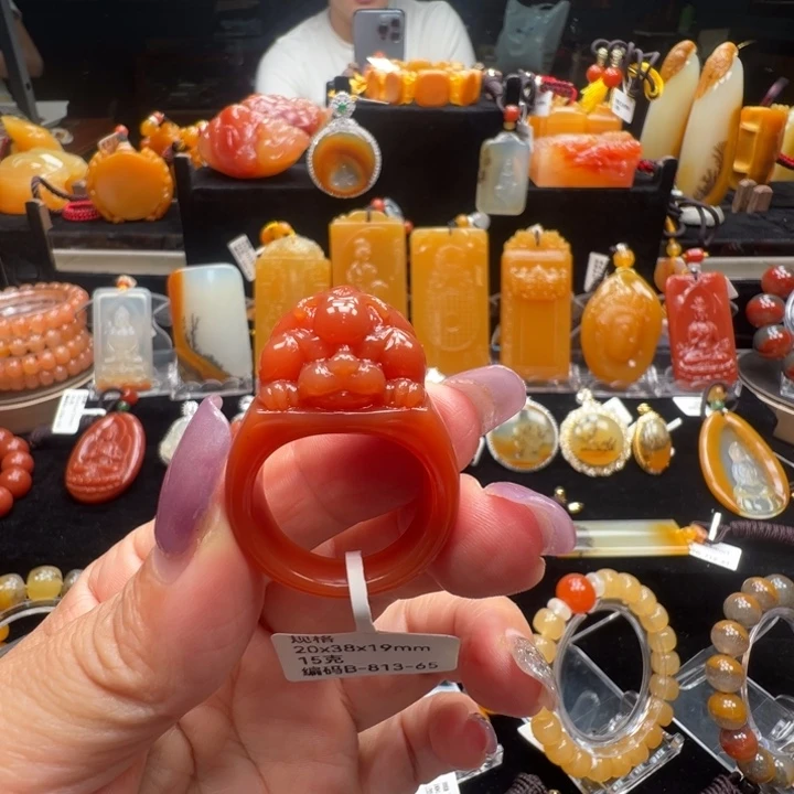 石英质玉（黄龙玉）未镶嵌颈饰