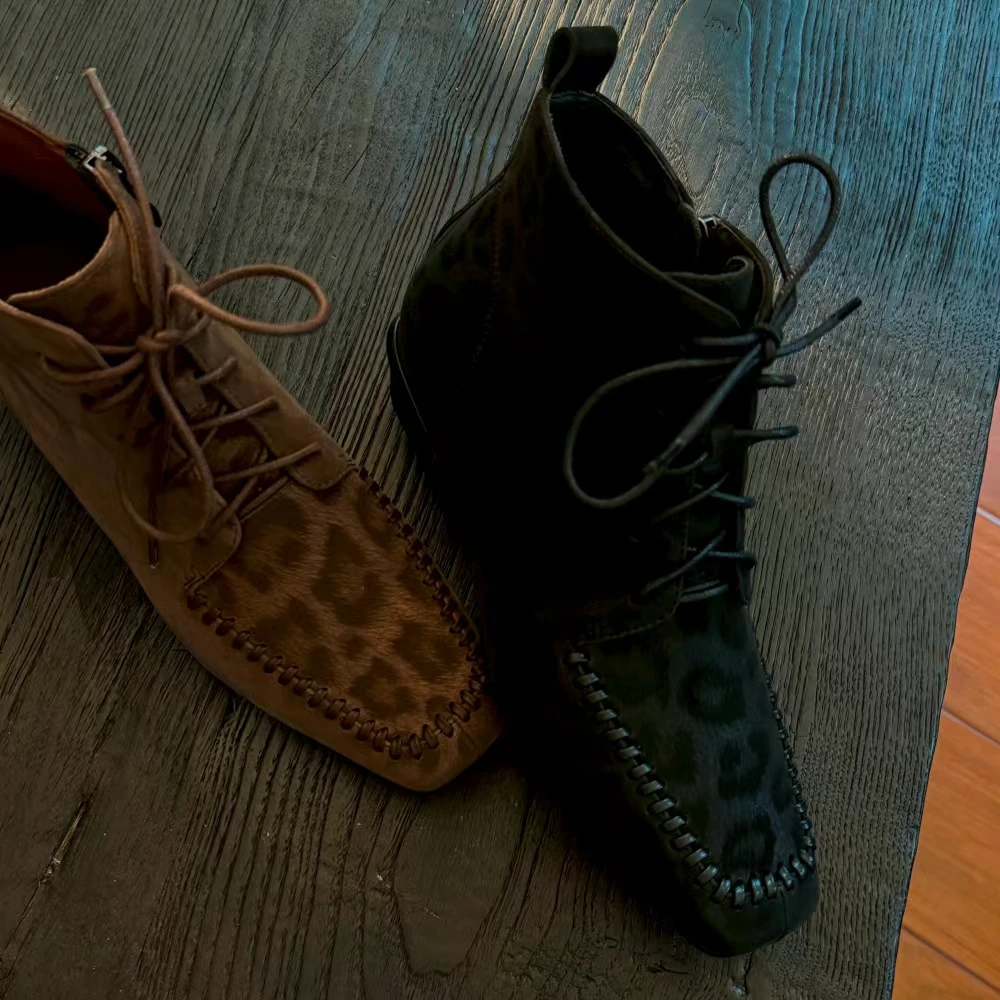 2026-5秋冬季短靴2025新款女鞋系带英伦风真皮方头豹纹粗跟百搭款