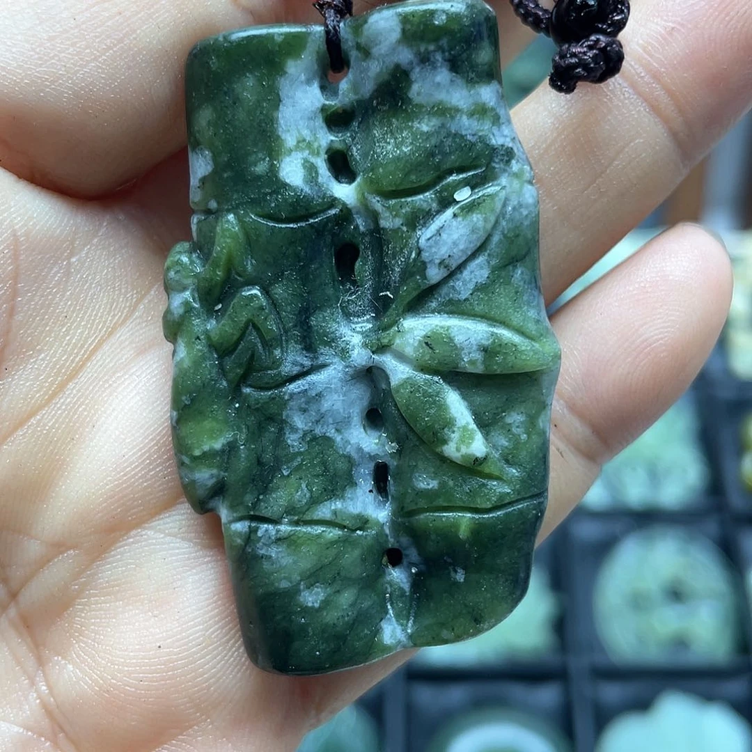 蛇纹石玉未镶嵌颈饰