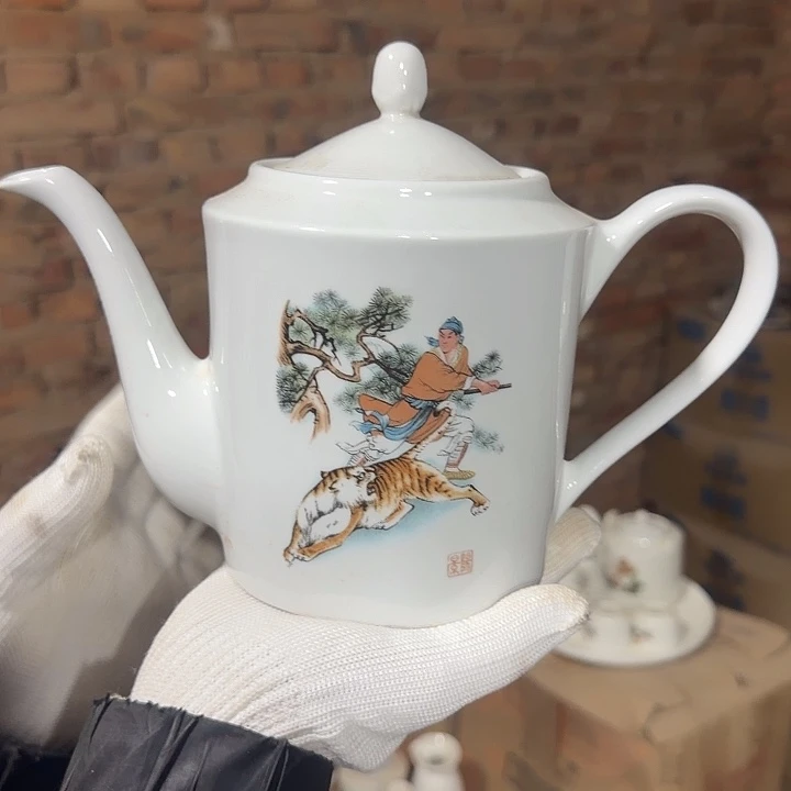 库存微瑕武松打虎多空茶壶