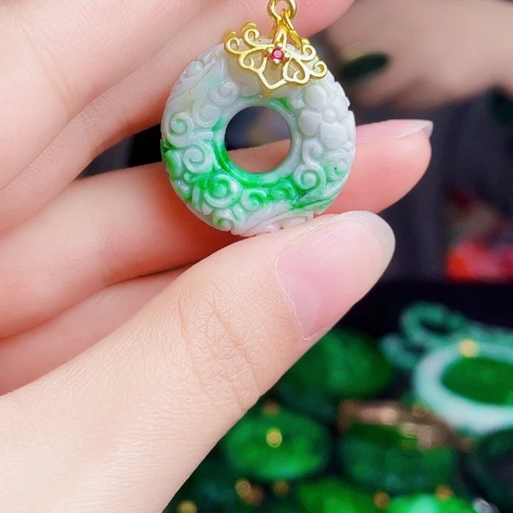 翡翠未镶嵌颈饰多样性